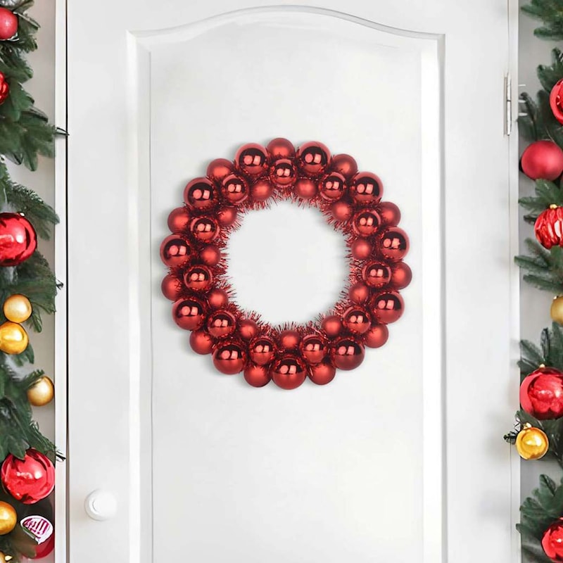 Ein roter Weihnachtskranz aus Kugeln.
