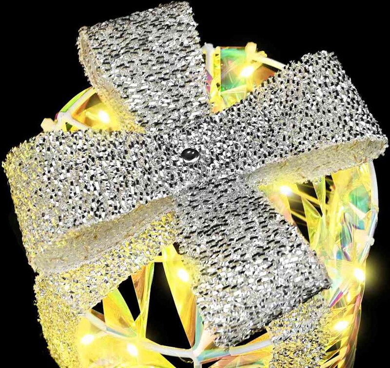 Ein glitzernder Weihnachtsgeschenkartikel mit Lichtern.