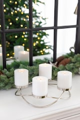 Ein Adventskranz mit vier weißen Kerzen.