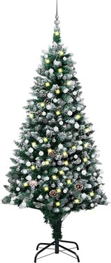 Ein geschmückter Weihnachtsbaum mit Lichtern und Zapfen.