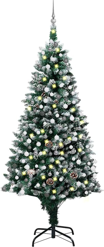 Ein geschmückter Weihnachtsbaum mit Lichtern und Zapfen.