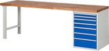 Ein Werkstatttisch mit Holzplatte und blauen Schubladen.