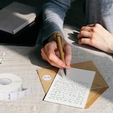 thumbnail of Relaxdays Danke Aufkleber 2500 Stück, Dankeschön Sticker, Ø 25 mm, selbstklebende Etiketten, Stickerrolle, weiß/gold