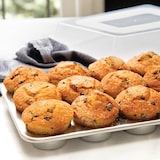 thumbnail of Nordic Ware – Aluminiumform für 12 Muffins mit Kunststoffdeckel