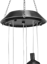 Ein schwarzer Windspiel-Anhänger mit Schnüren.