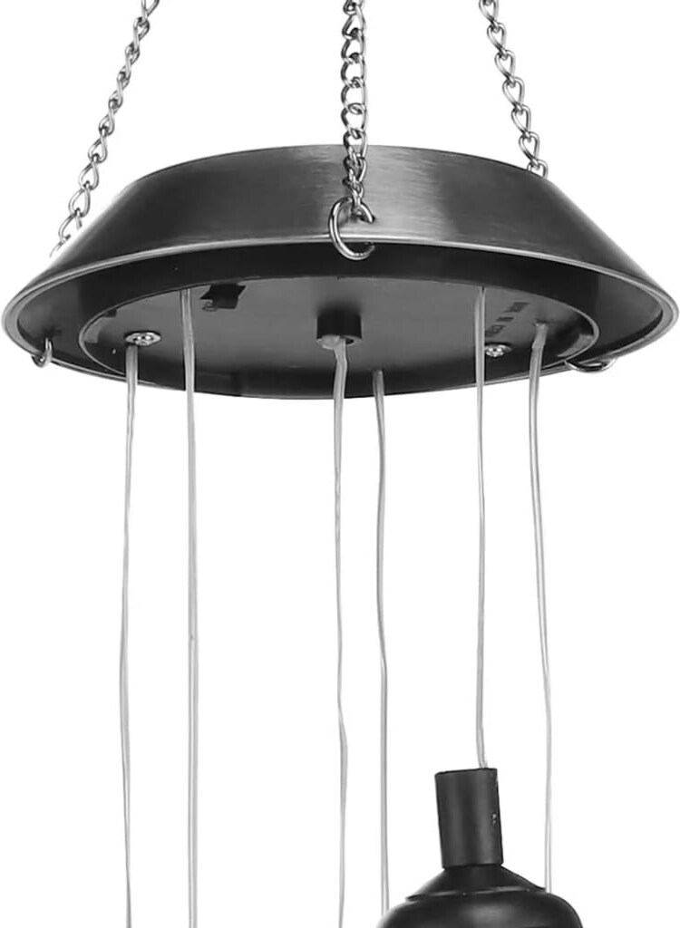 Ein schwarzer Windspiel-Anhänger mit Schnüren.