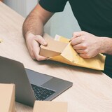 thumbnail of OFITURIA Sobres Acolchados de Papel Burbuja Interior, Bolsas para Envíos con Capacidad para Documentos de hasta350x470mm (50 sobres, Blanco)