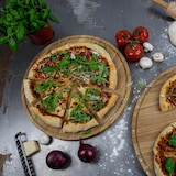 thumbnail of Pizzabrett Friends XL / Pizza Teller / Eichenholz / ⌀40cm / Pizza Blech Rund mit Praktischer Auffangrinne / Auch zum Frühstück, Mittag- und Abendessen