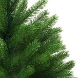 Ein grüner Weihnachtsbaum mit Nadeln.