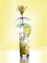 Ein Getränk mit Limettenscheiben und Dekoration.