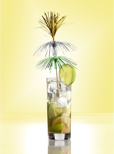 Ein Getränk mit Limettenscheiben und Dekoration.