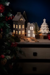 Leuchtende Keramikhäuser und Bäume, Weihnachtsschmuck.