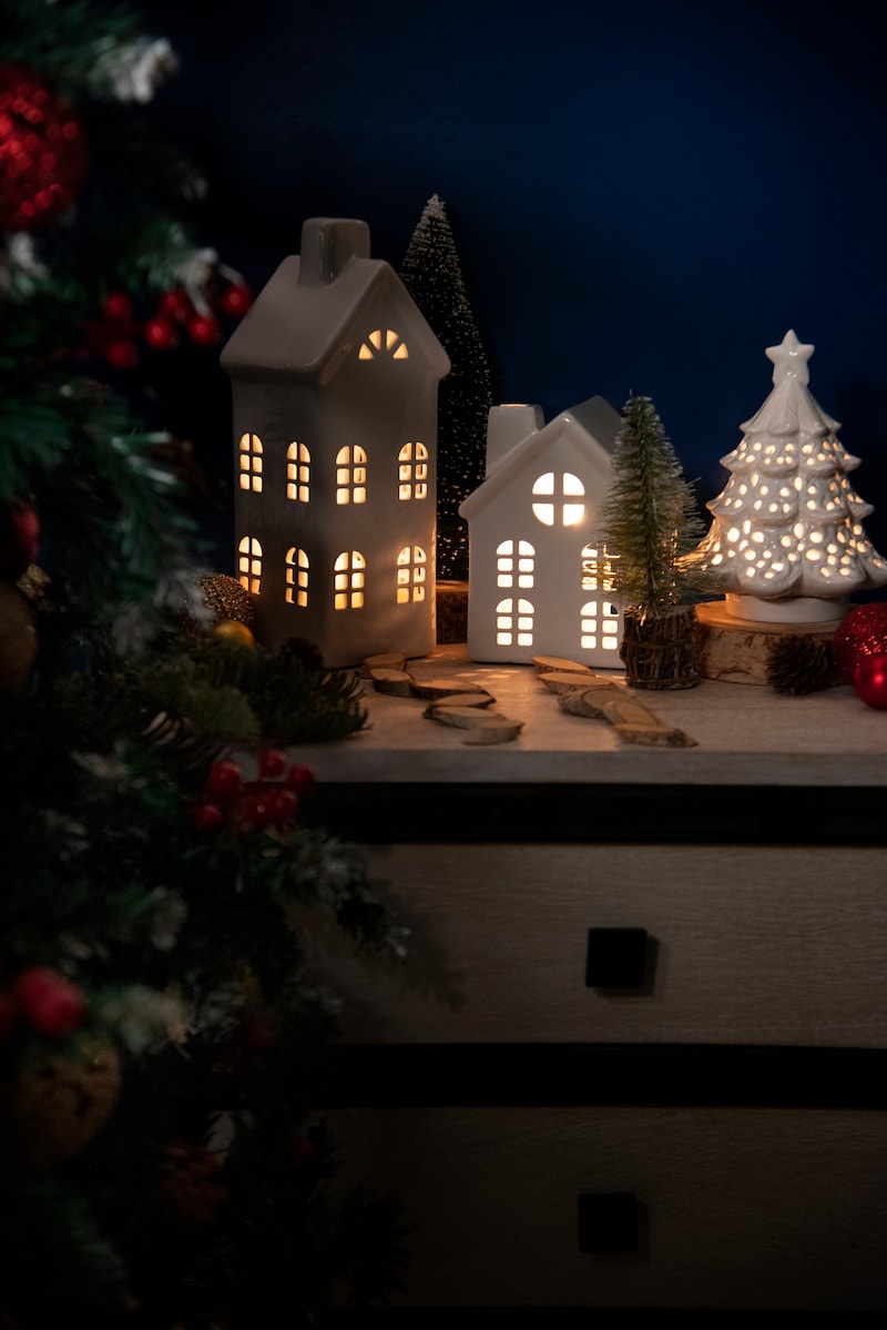 Leuchtende Keramikhäuser und Bäume, Weihnachtsschmuck.