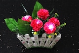thumbnail of Süßer LED Blumenkasten aus Holz mit Kunstpflanzen Balkonkasten Deko Solarlampe Weiß