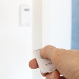 thumbnail of Kit Alarme autonome à détection de mouvement - Eclairage dâ 'alerte intégré - détecteur dâ 'ouverture (x6) et télécommande (x2)