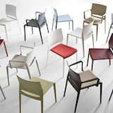 thumbnail of Bakhita“ sandfarbene Stühle mit Armlehnen. Stapelbare Möbel für Terrasse, Bar im Innen- und Außenbereich, Restaurant und Cafeteria.