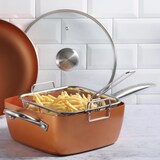 thumbnail of San Ignacio Optimum Copper - Quadratisches Aluminium-Pfannenset (24 x 24cm) mit 3 Küchenutensilien aus Holz und grauer Schürze aus 100 % Baumwolle