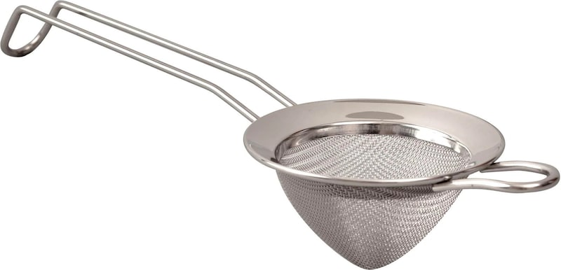 Uma pequena colher peneira de metal.