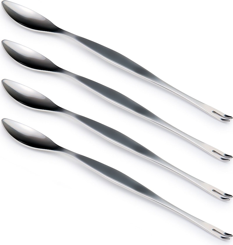 Cuatro cucharas largas y delgadas de metal.