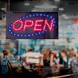 thumbnail of Securit® Insegna LED – OPEN – Luci Rosse & Blu Lampeggianti – Nera – Alimentatore 220V e Cavo 130 cm