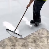 thumbnail of Rastrillo de Goma para pintura de suelos autonivelantes, pintura epoxi y poliuretano (55cm) - Soporta químicos y disolventes