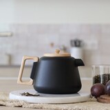 thumbnail of Ogo Living - Théière viggo 500ml en fonte noir avec poignée couvercle bois
