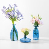 thumbnail of Jarra artesanal Un Fiore em vidro borossilicato soprado à mão, capacidade de 22 cl, cor azul claro, design elegante com boca alargada decorada.