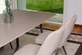 thumbnail of Set aus 2 Stühlen aus Boucléstoff mit lackierten Metallbeinen, elegant, modern und komfortabel, ideal für Küche, Esszimmer oder Restaurant – Ketty