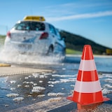 thumbnail of Relaxdays Pylonen 10er Set mit 50 m Absperrband & Aufbewahrungsbeutel, Markierungskegel, Verkehrshütchen 22,5 cm, orange