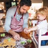 thumbnail of Relaxdays Ausstechformen klein, 20er Set, für Gemüse, Obst, Plätzchen, Mini Ausstecher mit Griff, Edelstahl, grün/silber