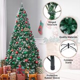 Ein geschmückter Weihnachtsbaum mit Geschenken.