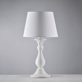 Eine weiße Tischlampe mit einem Lampenschirm.