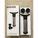 thumbnail of Set Pompe À Vide Avec 2 Bouchons  Sert à retirer l’air de l’intérieur de la bouteille ouverte.