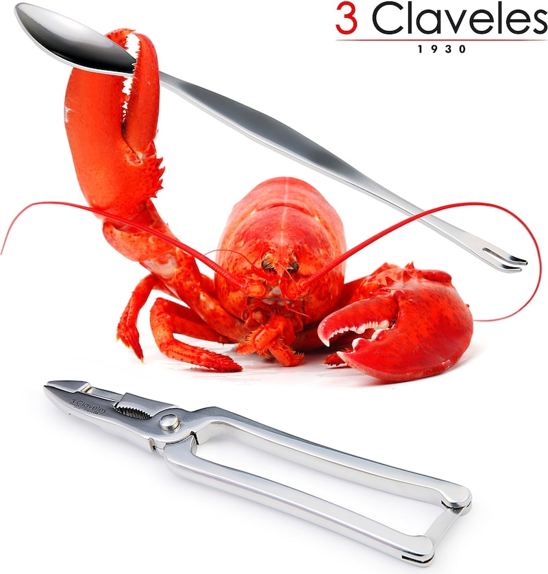 Una langosta con cubiertos para abrir.