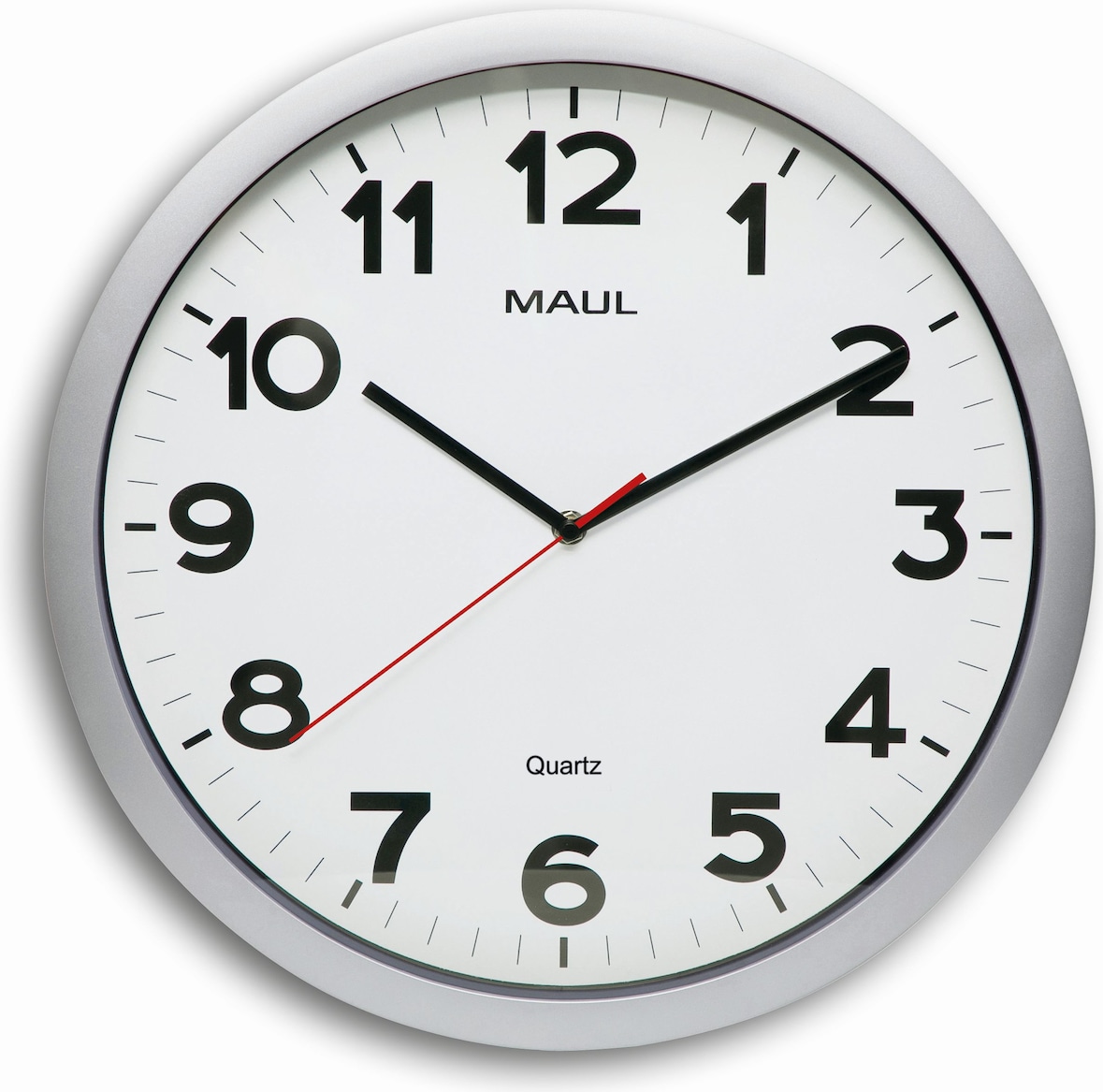 Eine runde Wanduhr mit schwarzen Zeigern.