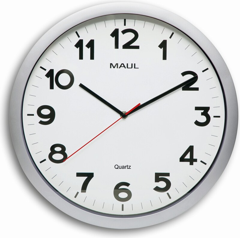 Eine runde Wanduhr mit schwarzen Zeigern.