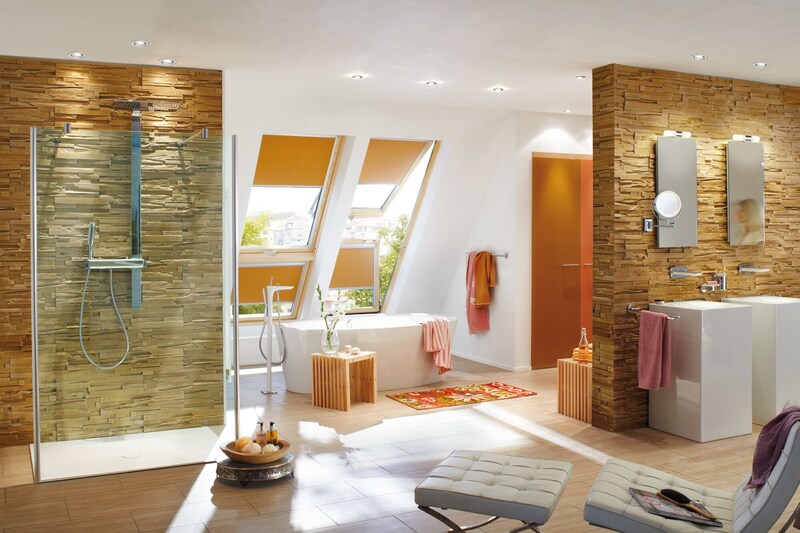Ein modernes Badezimmer mit Dusche und Badewanne.
