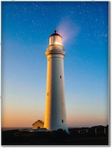 Un faro al atardecer con estrellas.