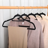 thumbnail of SVITA Kleerhangerset van 50 ruimtebesparende antislip fluwelen zwarte kleerhangers