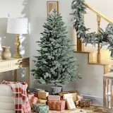 Un albero di Natale artificiale con regali.