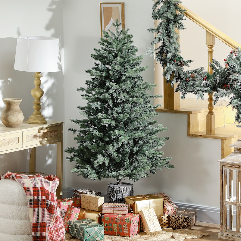 Un albero di Natale artificiale con regali.