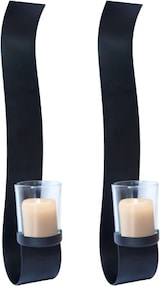 Zwei schwarze Kerzenhalter mit Gläsern.