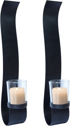 Zwei schwarze Kerzenhalter mit Gläsern.