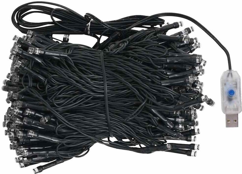 Ein Bündel schwarzer Lichterketten mit USB-Anschluss.