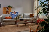 Ein Mann hört Musik auf einem Sofa.