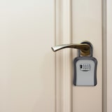 thumbnail of Relaxdays Schlüsseltresor, 4-stelliger Zahlencode, Bügel zum Aufhängen, Außenbereich, HxBxT 17,5x9,5x4 cm, schwarz/grau