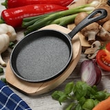 thumbnail of Gusspfanne Minipfanne 13cm mit Stiel u. Holzuntersetzer Gusseisen Servierpfanne