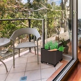 thumbnail of Relaxdays Pflanzkübel, Rattan-Optik, HBT: 38x80x40 cm, Garten, Balkon & Terrasse, Blumenkübel mit Wasserspeicher, braun