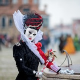 thumbnail of Relaxdays Maske im 20er Set, zum Bemalen und Basteln, Karneval, Fasching, Pappmaske Gesicht HxBxT 24 x 18,5 x 8 cm, weiß