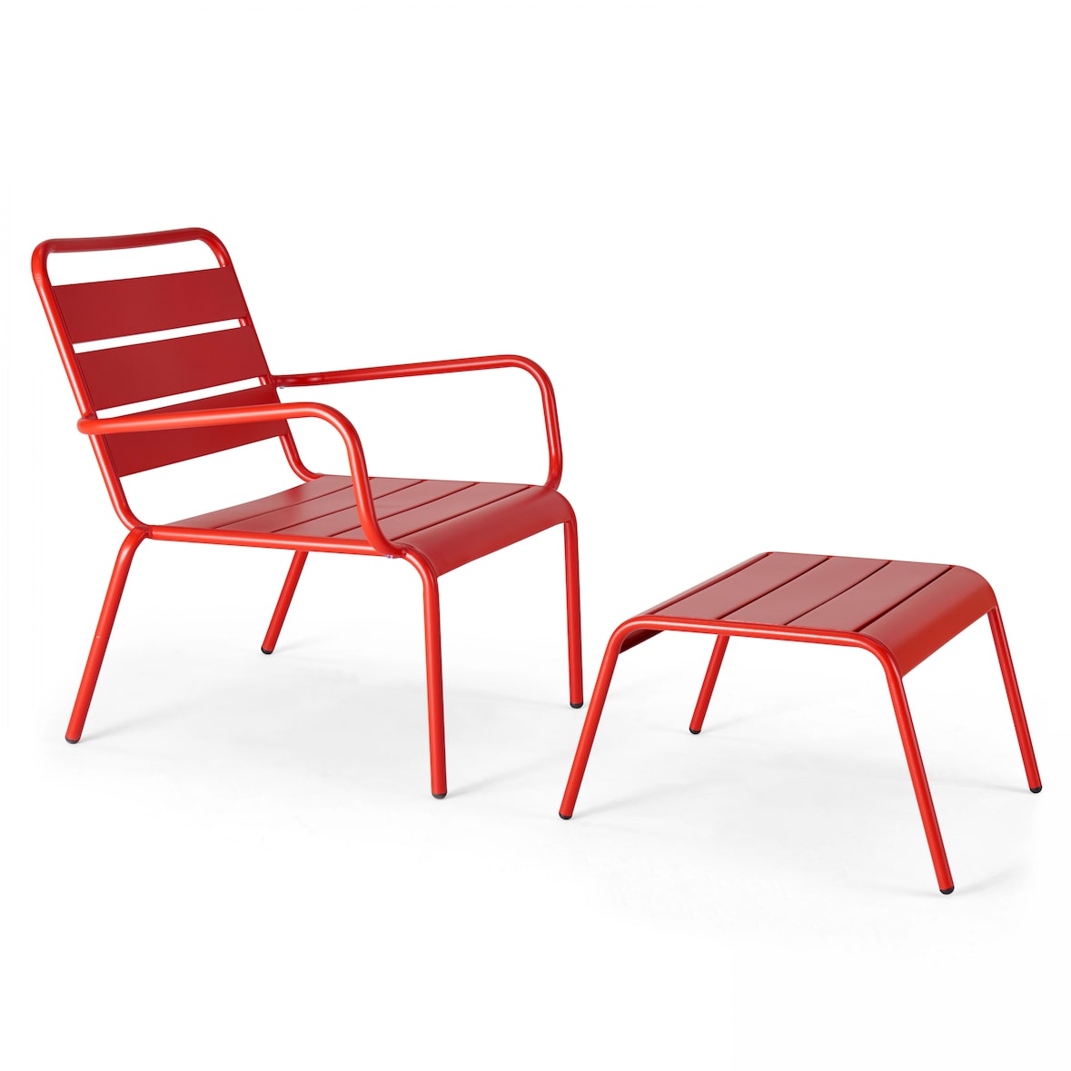 Rode metalen fauteuil en voetensteun
